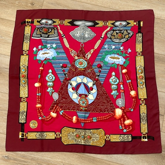 ✔️SOLD✔️ Hermes ‘Tibet’ Silk Scarf 90cm EUC - Picture 1 of 8